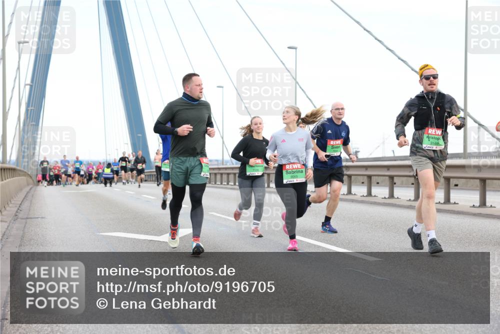03.10.2025 - Köhlbrandbrückenlauf Lena Gebhardt http://msf.ph/oto/9196705 03.10.2025 15:28:20 Position 1 7135, 9065, 9169 meine-sportfotos.de