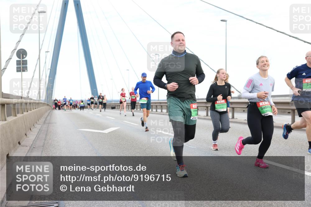 03.10.2025 - Köhlbrandbrückenlauf Lena Gebhardt http://msf.ph/oto/9196715 03.10.2025 15:28:22 Position 1 7135, 9065 meine-sportfotos.de