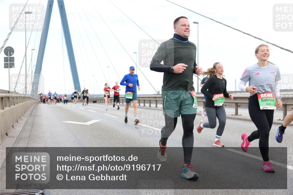 03.10.2025 - Köhlbrandbrückenlauf Lena Gebhardt http://msf.ph/oto/9196717 03.10.2025 15:28:22 Position 1 7135, 9065 meine-sportfotos.de