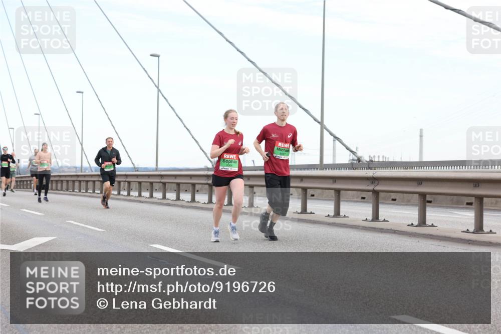 03.10.2025 - Köhlbrandbrückenlauf Lena Gebhardt http://msf.ph/oto/9196726 03.10.2025 15:28:26 Position 1 9067 meine-sportfotos.de