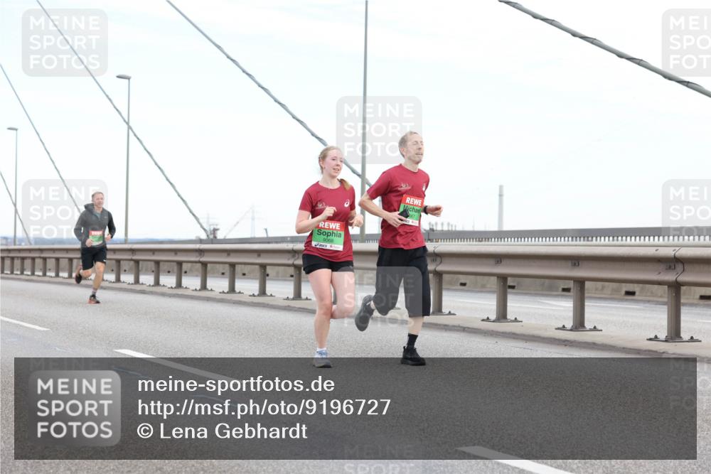 03.10.2025 - Köhlbrandbrückenlauf Lena Gebhardt http://msf.ph/oto/9196727 03.10.2025 15:28:26 Position 1 9068 meine-sportfotos.de