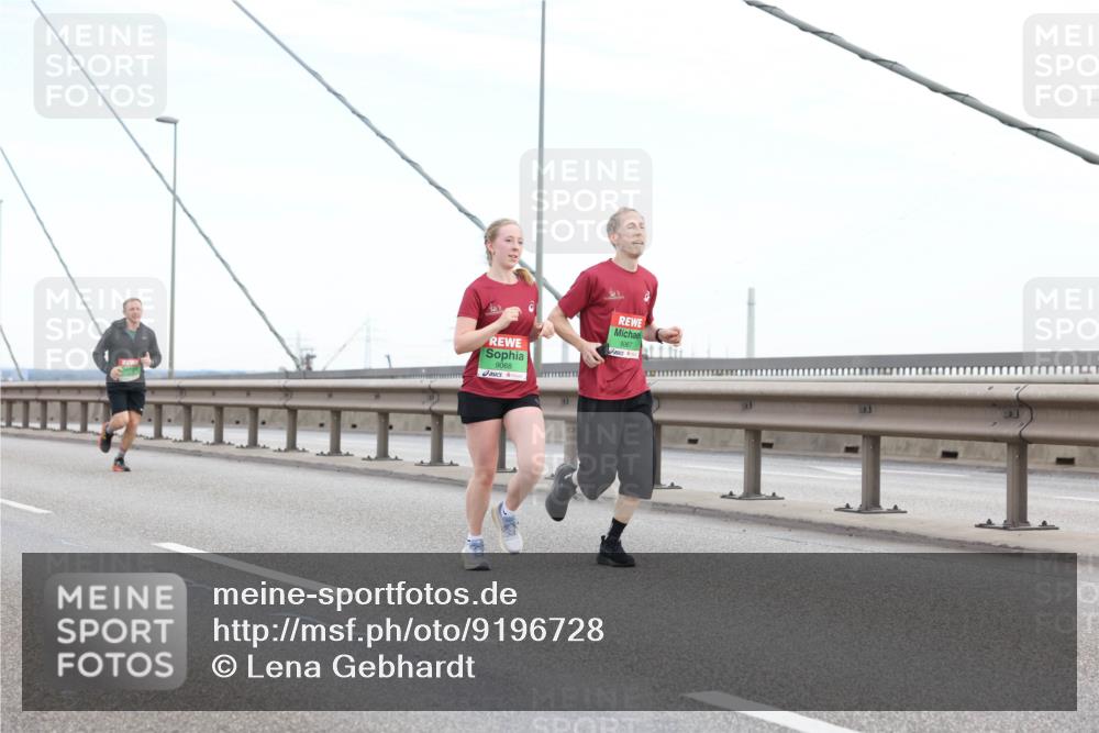 03.10.2025 - Köhlbrandbrückenlauf Lena Gebhardt http://msf.ph/oto/9196728 03.10.2025 15:28:26 Position 1 9068, 9067 meine-sportfotos.de