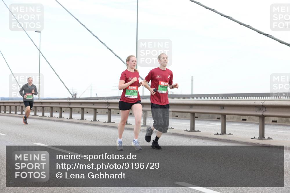 03.10.2025 - Köhlbrandbrückenlauf Lena Gebhardt http://msf.ph/oto/9196729 03.10.2025 15:28:26 Position 1 9068, 9067 meine-sportfotos.de