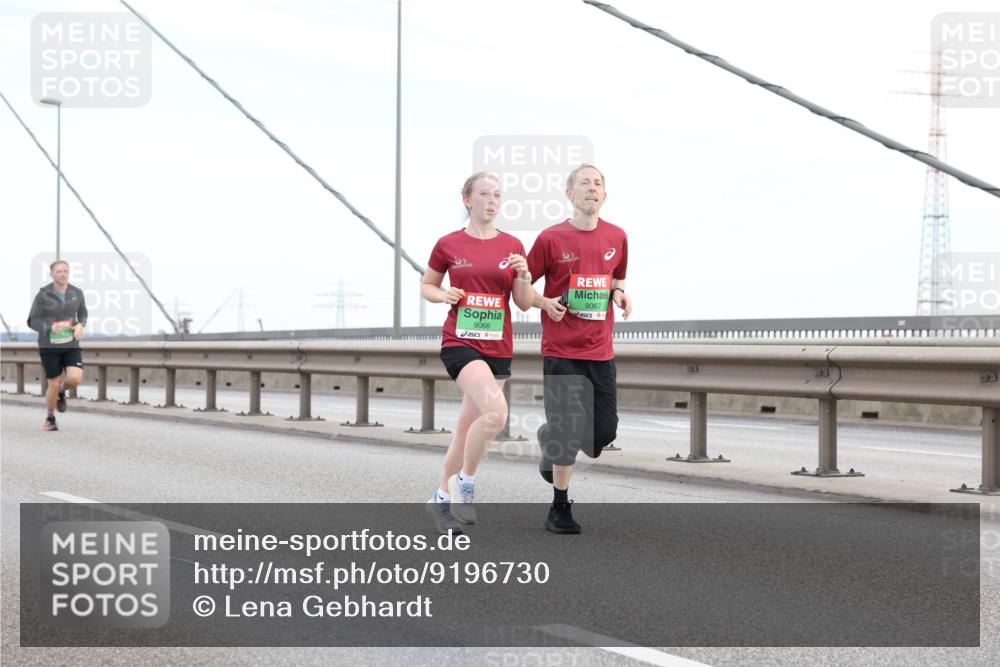 03.10.2025 - Köhlbrandbrückenlauf Lena Gebhardt http://msf.ph/oto/9196730 03.10.2025 15:28:27 Position 1 9068, 9067 meine-sportfotos.de