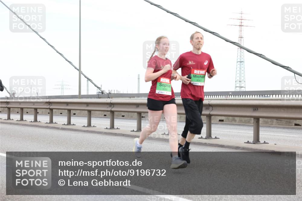 03.10.2025 - Köhlbrandbrückenlauf Lena Gebhardt http://msf.ph/oto/9196732 03.10.2025 15:28:27 Position 1 9068, 9067 meine-sportfotos.de