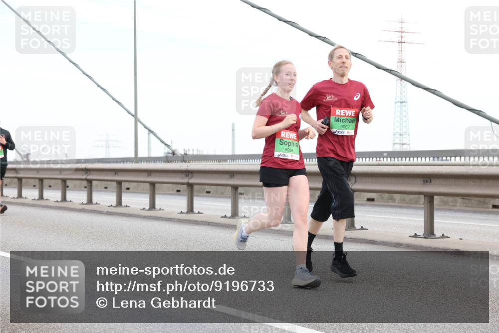 03.10.2025 - Köhlbrandbrückenlauf Lena Gebhardt http://msf.ph/oto/9196733 03.10.2025 15:28:27 Position 1 9068, 9067 meine-sportfotos.de