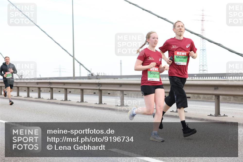 03.10.2025 - Köhlbrandbrückenlauf Lena Gebhardt http://msf.ph/oto/9196734 03.10.2025 15:28:27 Position 1 9068, 9067 meine-sportfotos.de