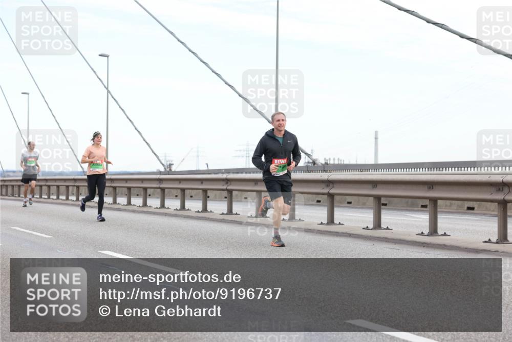 03.10.2025 - Köhlbrandbrückenlauf Lena Gebhardt http://msf.ph/oto/9196737 03.10.2025 15:28:29 Position 1  meine-sportfotos.de