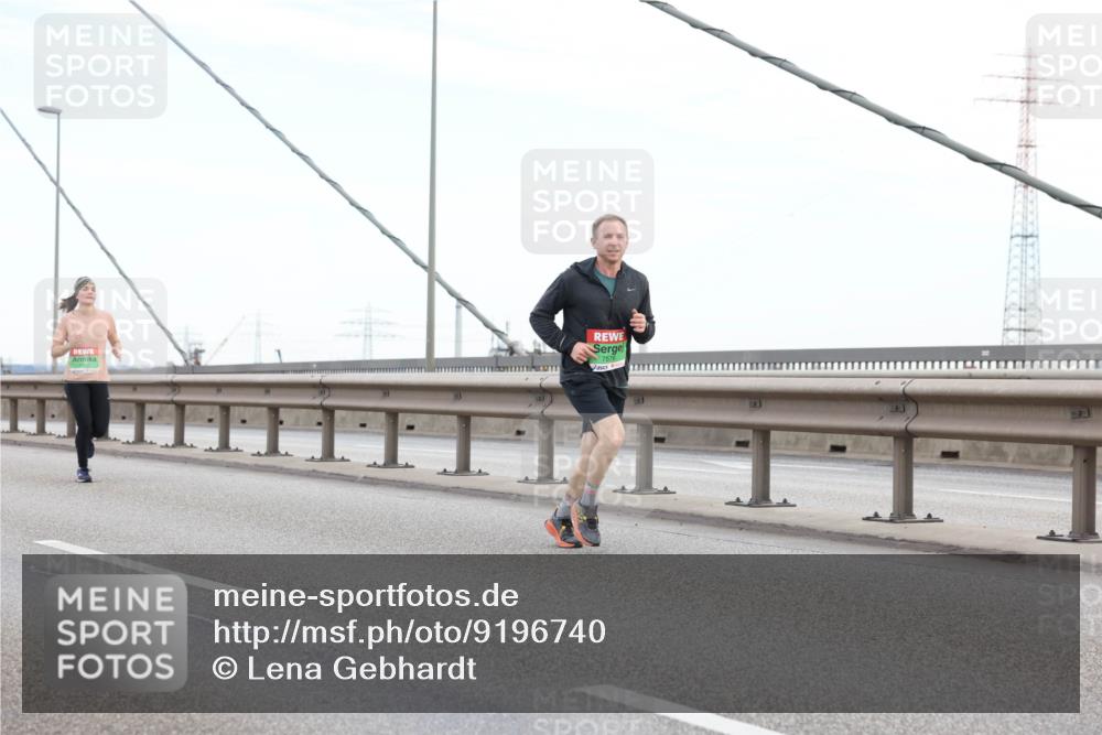 03.10.2025 - Köhlbrandbrückenlauf Lena Gebhardt http://msf.ph/oto/9196740 03.10.2025 15:28:29 Position 1  meine-sportfotos.de