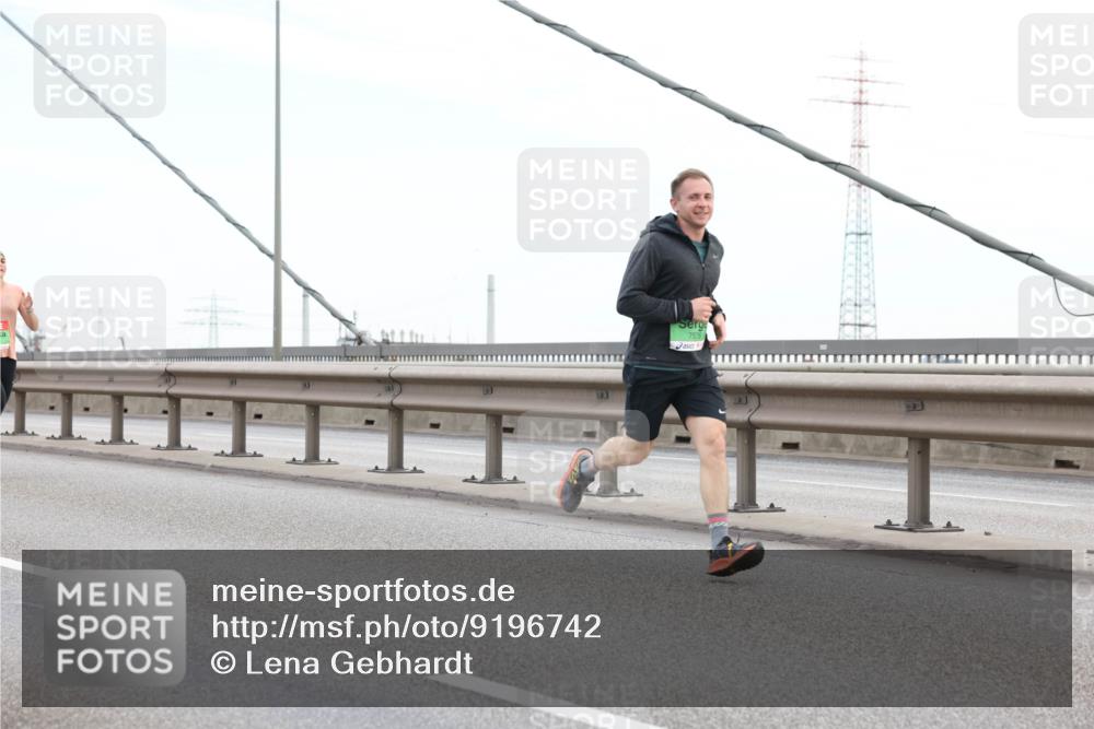03.10.2025 - Köhlbrandbrückenlauf Lena Gebhardt http://msf.ph/oto/9196742 03.10.2025 15:28:30 Position 1  meine-sportfotos.de