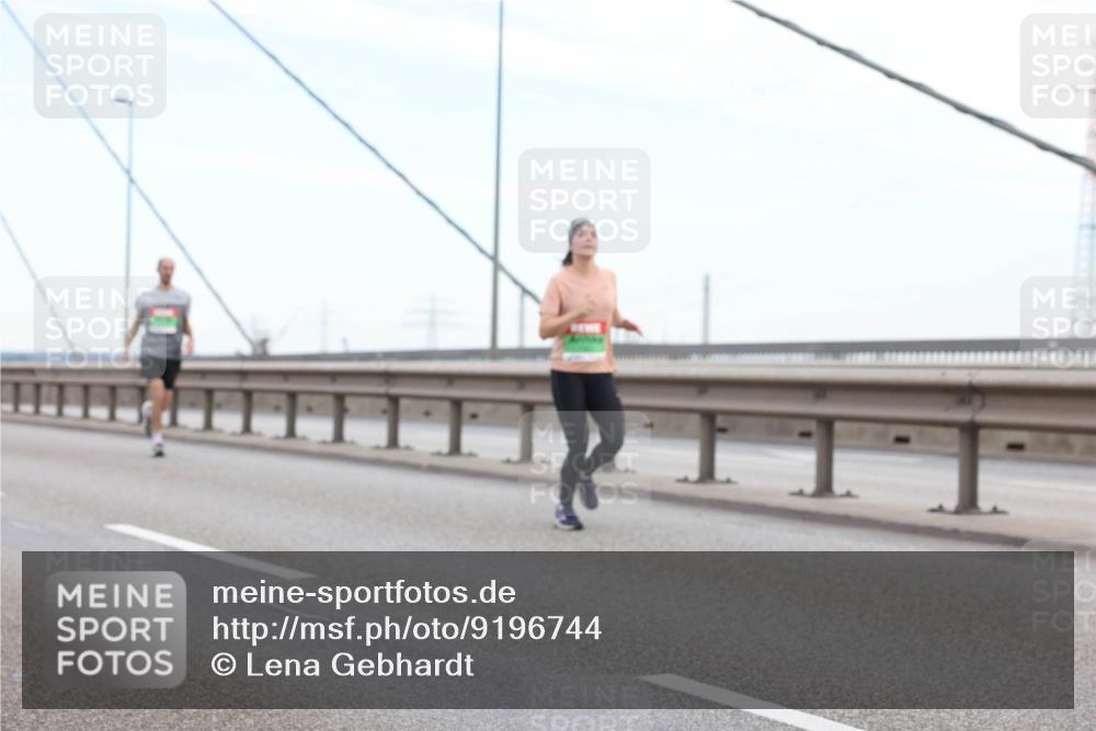 03.10.2025 - Köhlbrandbrückenlauf Lena Gebhardt http://msf.ph/oto/9196744 03.10.2025 15:28:31 Position 1  meine-sportfotos.de