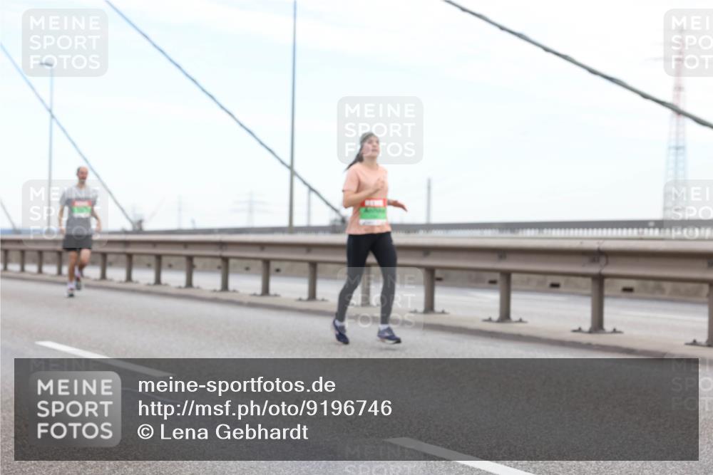 03.10.2025 - Köhlbrandbrückenlauf Lena Gebhardt http://msf.ph/oto/9196746 03.10.2025 15:28:31 Position 1  meine-sportfotos.de