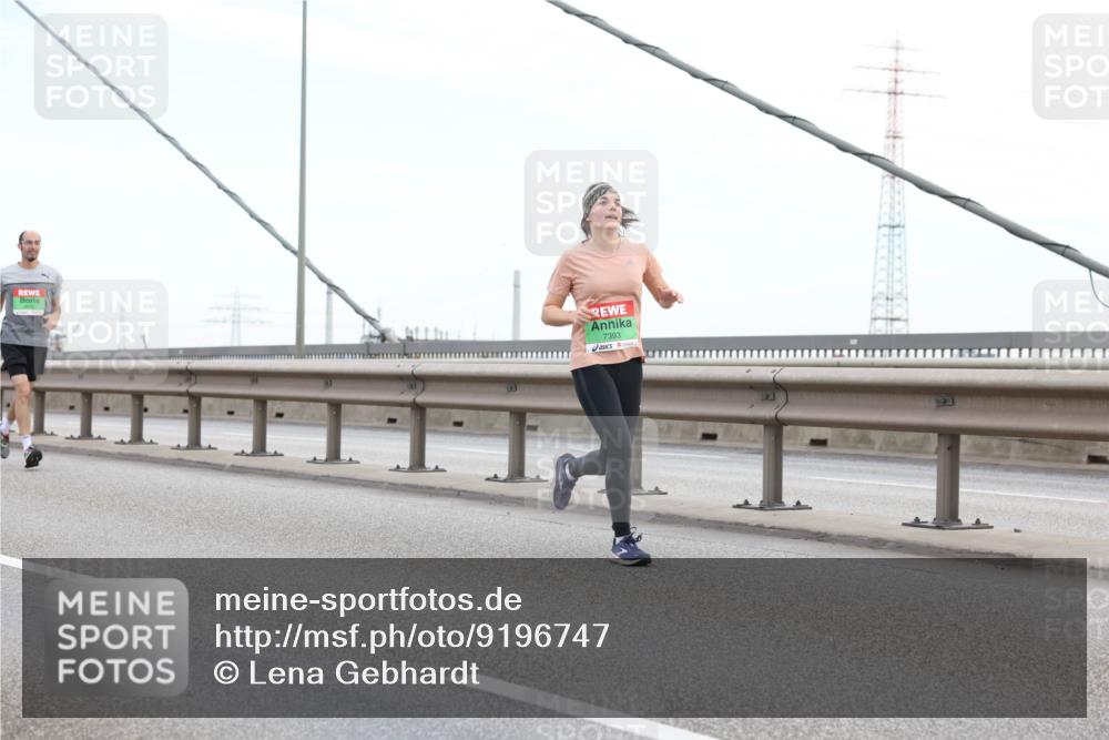 03.10.2025 - Köhlbrandbrückenlauf Lena Gebhardt http://msf.ph/oto/9196747 03.10.2025 15:28:32 Position 1 7393 meine-sportfotos.de