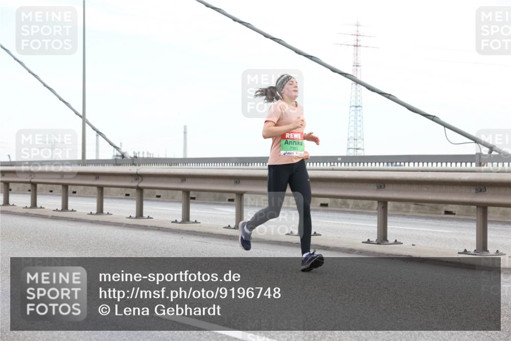 03.10.2025 - Köhlbrandbrückenlauf Lena Gebhardt http://msf.ph/oto/9196748 03.10.2025 15:28:32 Position 1 7393 meine-sportfotos.de