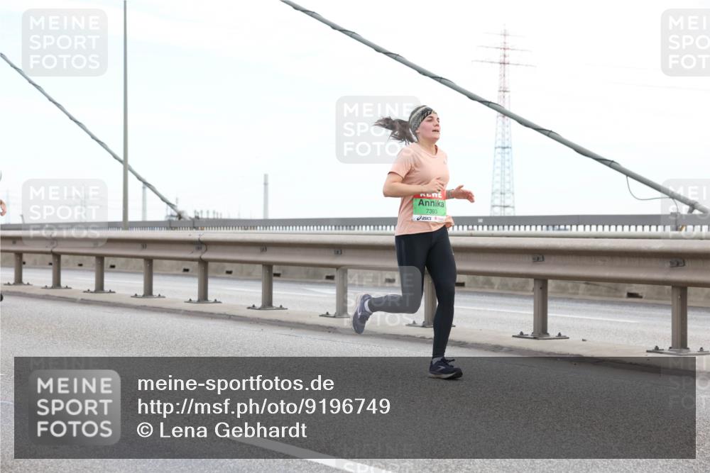 03.10.2025 - Köhlbrandbrückenlauf Lena Gebhardt http://msf.ph/oto/9196749 03.10.2025 15:28:32 Position 1 7393 meine-sportfotos.de
