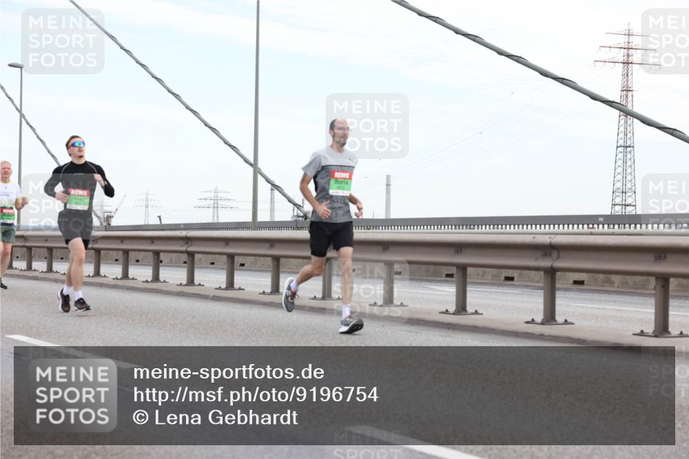 03.10.2025 - Köhlbrandbrückenlauf Lena Gebhardt http://msf.ph/oto/9196754 03.10.2025 15:28:34 Position 1  meine-sportfotos.de