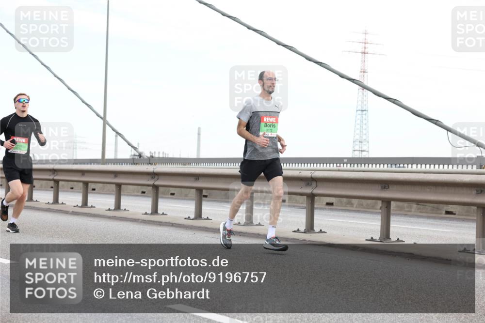 03.10.2025 - Köhlbrandbrückenlauf Lena Gebhardt http://msf.ph/oto/9196757 03.10.2025 15:28:34 Position 1 9572, 9710 meine-sportfotos.de