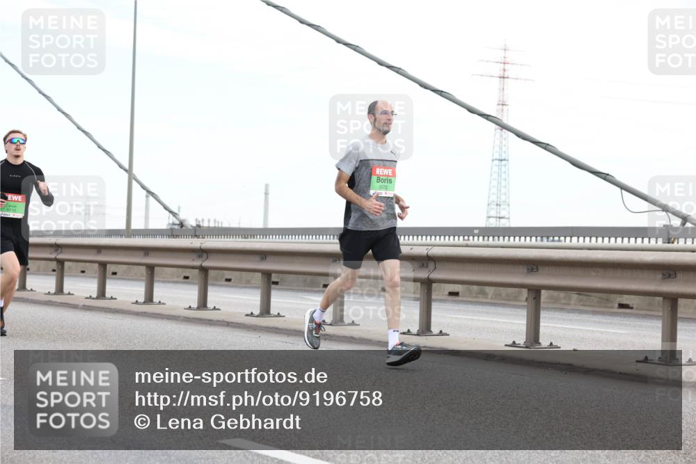 03.10.2025 - Köhlbrandbrückenlauf Lena Gebhardt http://msf.ph/oto/9196758 03.10.2025 15:28:34 Position 1 9710, 9572 meine-sportfotos.de