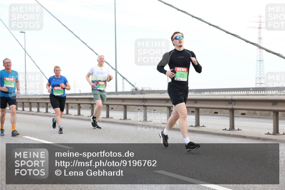 03.10.2025 - Köhlbrandbrückenlauf Lena Gebhardt http://msf.ph/oto/9196762 03.10.2025 15:28:36 Position 1 9710 meine-sportfotos.de