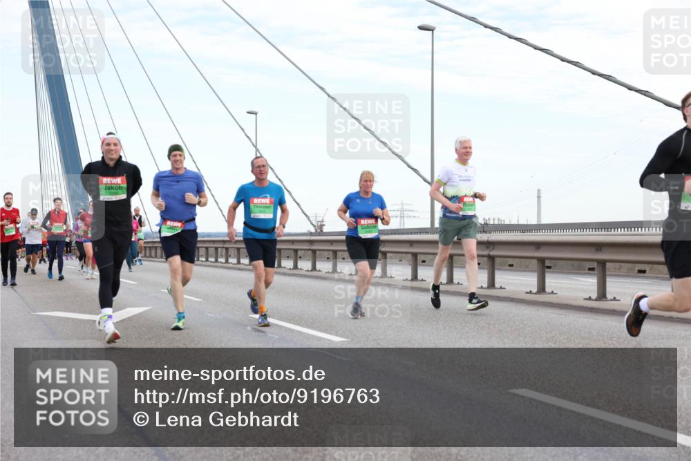 03.10.2025 - Köhlbrandbrückenlauf Lena Gebhardt http://msf.ph/oto/9196763 03.10.2025 15:28:37 Position 1  meine-sportfotos.de
