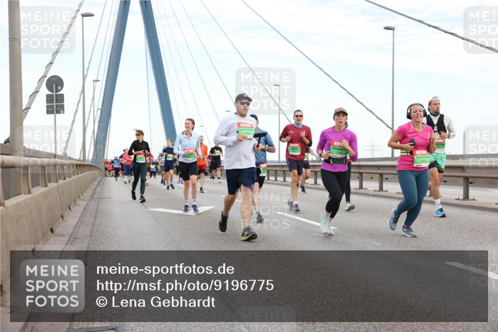 03.10.2025 - Köhlbrandbrückenlauf Lena Gebhardt http://msf.ph/oto/9196775 03.10.2025 15:28:44 Position 1 7246, 7264, 7194 meine-sportfotos.de