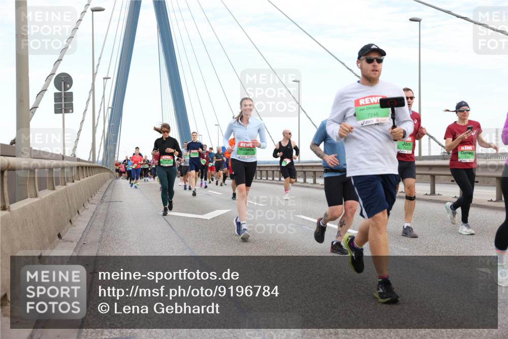 03.10.2025 - Köhlbrandbrückenlauf Lena Gebhardt http://msf.ph/oto/9196784 03.10.2025 15:28:45 Position 1 7487, 7246, 7472 meine-sportfotos.de