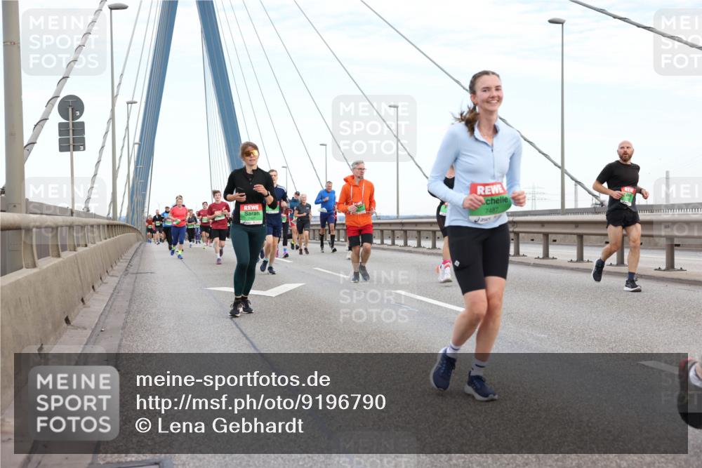 03.10.2025 - Köhlbrandbrückenlauf Lena Gebhardt http://msf.ph/oto/9196790 03.10.2025 15:28:47 Position 1 7487 meine-sportfotos.de