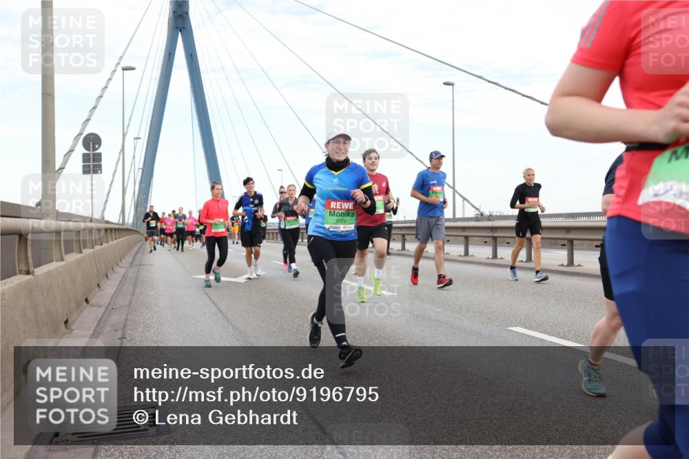 03.10.2025 - Köhlbrandbrückenlauf Lena Gebhardt http://msf.ph/oto/9196795 03.10.2025 15:28:56 Position 1 9229 meine-sportfotos.de