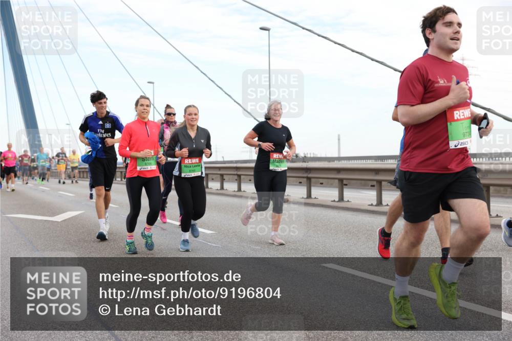 03.10.2025 - Köhlbrandbrückenlauf Lena Gebhardt http://msf.ph/oto/9196804 03.10.2025 15:28:58 Position 1 9724, 8766, 8765 meine-sportfotos.de