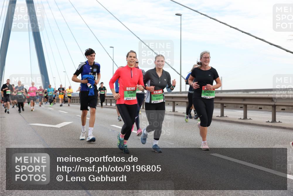 03.10.2025 - Köhlbrandbrückenlauf Lena Gebhardt http://msf.ph/oto/9196805 03.10.2025 15:28:58 Position 1 8766, 8765, 8958 meine-sportfotos.de