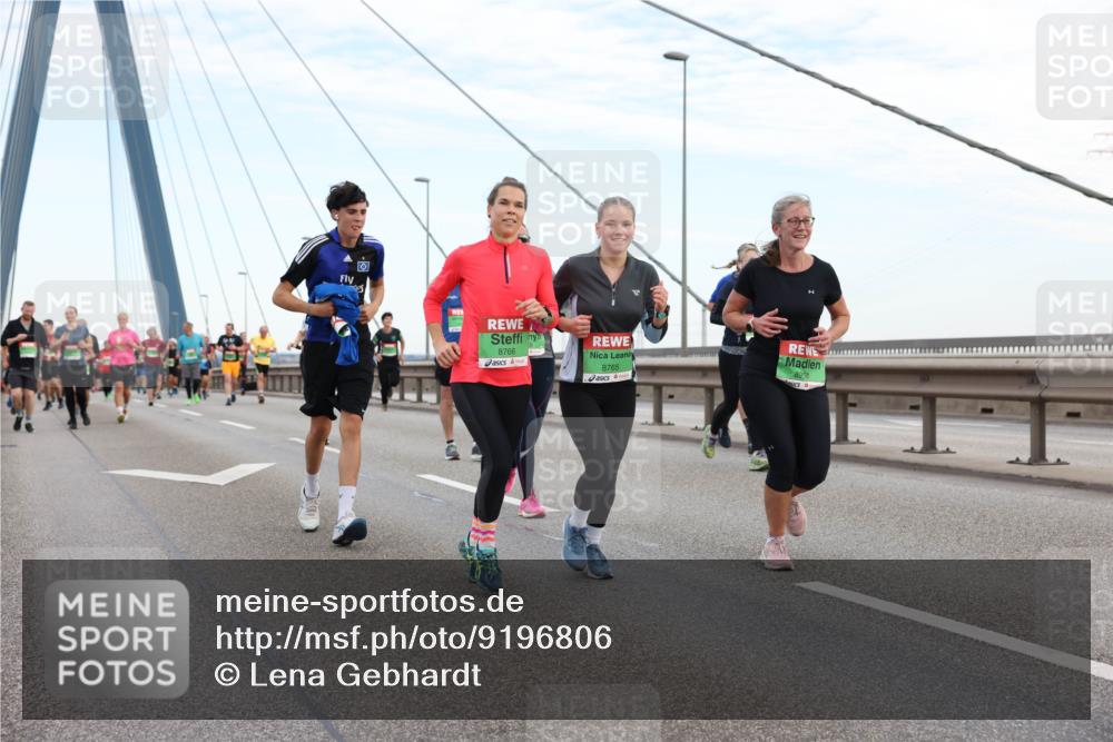 03.10.2025 - Köhlbrandbrückenlauf Lena Gebhardt http://msf.ph/oto/9196806 03.10.2025 15:28:58 Position 1 8766, 8765, 8958 meine-sportfotos.de