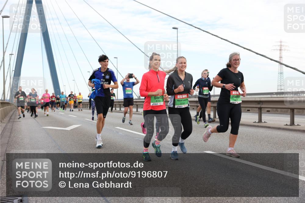 03.10.2025 - Köhlbrandbrückenlauf Lena Gebhardt http://msf.ph/oto/9196807 03.10.2025 15:28:58 Position 1 8766, 8765 meine-sportfotos.de