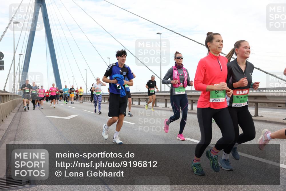 03.10.2025 - Köhlbrandbrückenlauf Lena Gebhardt http://msf.ph/oto/9196812 03.10.2025 15:28:59 Position 1 8766, 8788, 8765 meine-sportfotos.de