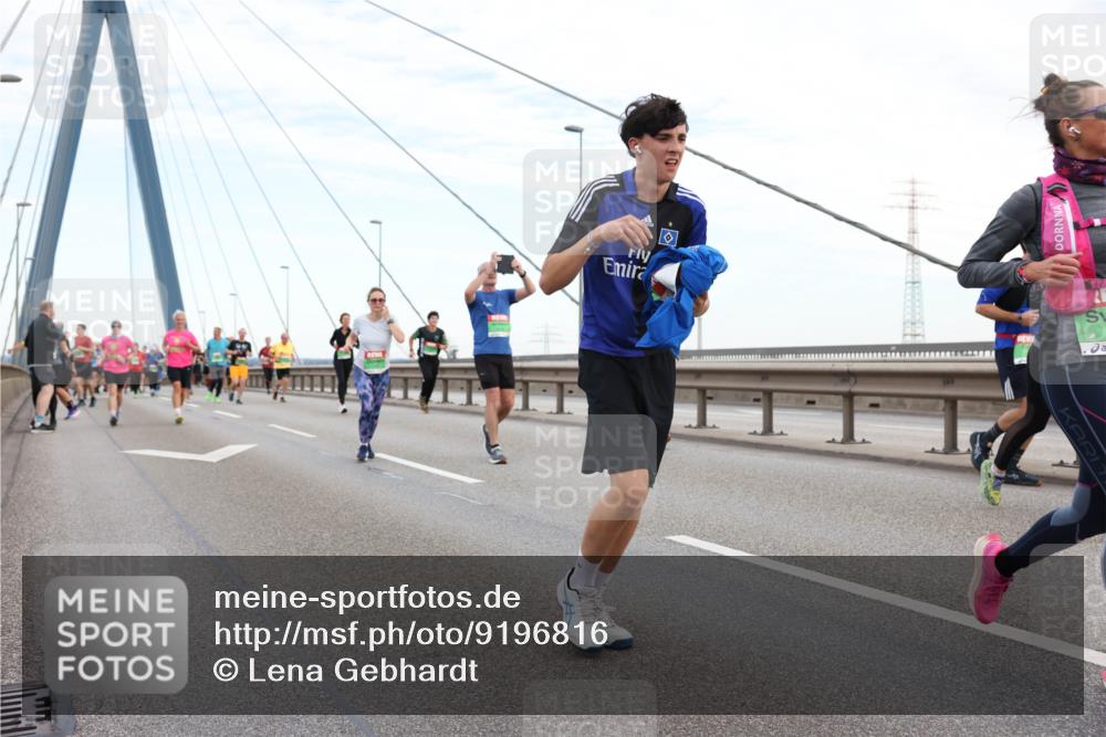 03.10.2025 - Köhlbrandbrückenlauf Lena Gebhardt http://msf.ph/oto/9196816 03.10.2025 15:29:00 Position 1  meine-sportfotos.de