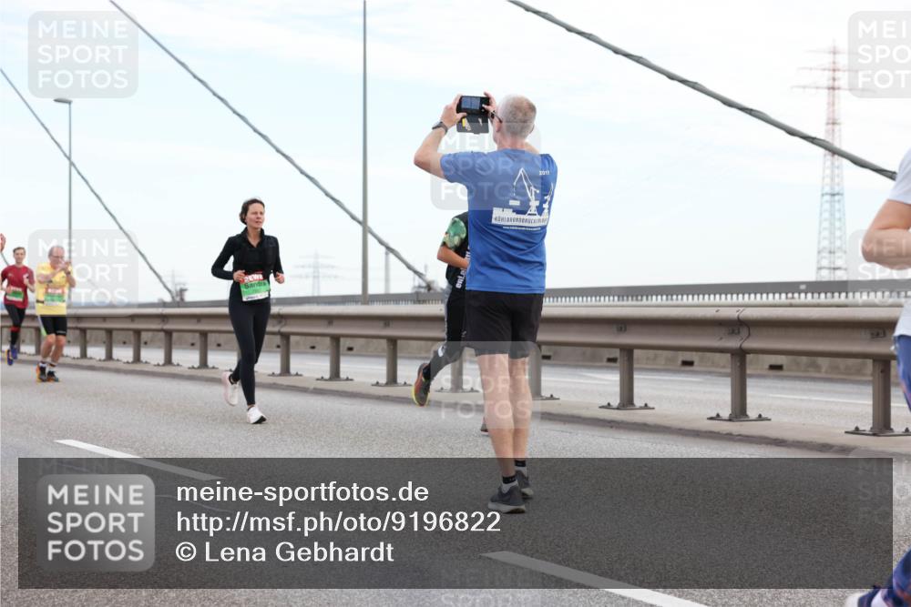 03.10.2025 - Köhlbrandbrückenlauf Lena Gebhardt http://msf.ph/oto/9196822 03.10.2025 15:29:03 Position 1 2017 meine-sportfotos.de