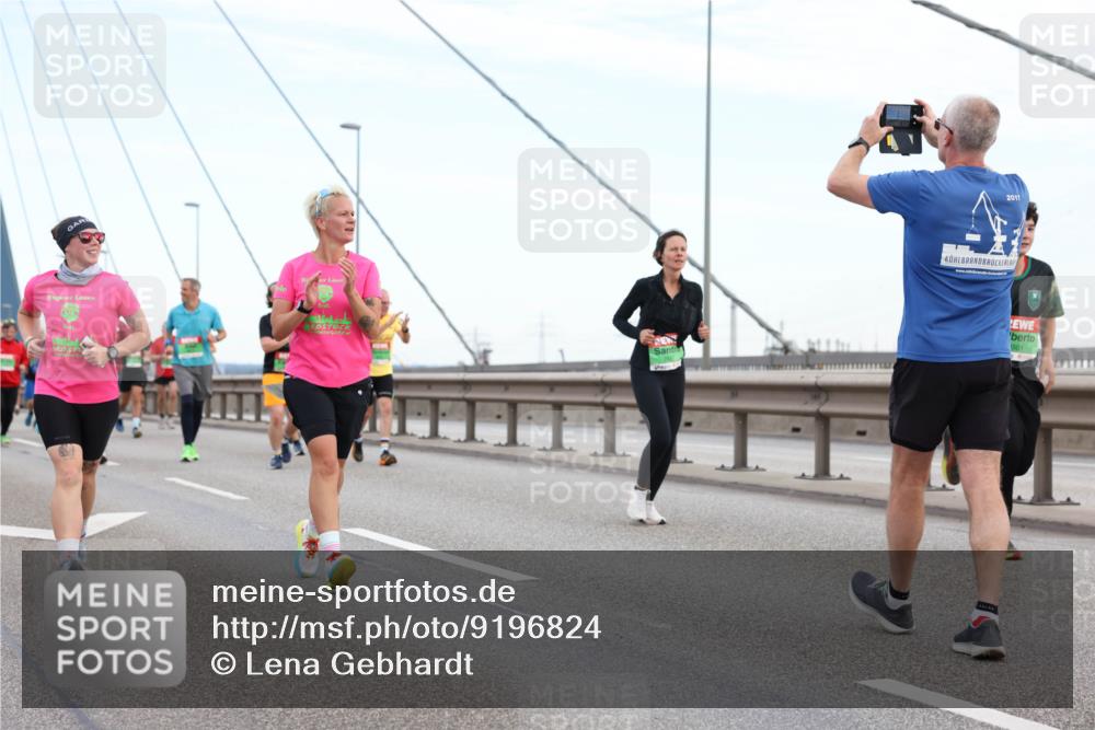03.10.2025 - Köhlbrandbrückenlauf Lena Gebhardt http://msf.ph/oto/9196824 03.10.2025 15:29:03 Position 1 2017, 1501 meine-sportfotos.de