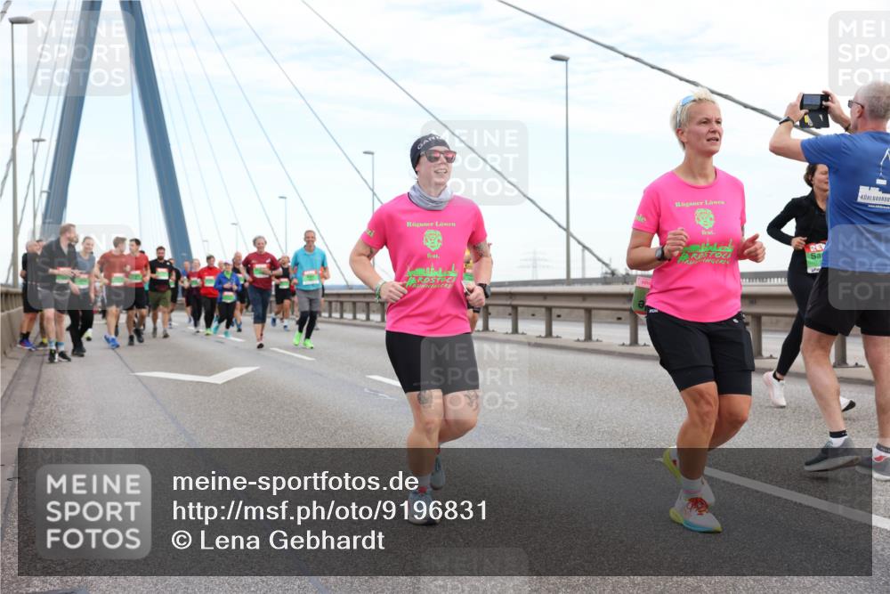 03.10.2025 - Köhlbrandbrückenlauf Lena Gebhardt http://msf.ph/oto/9196831 03.10.2025 15:29:05 Position 1  meine-sportfotos.de
