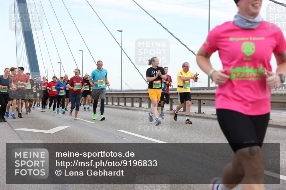03.10.2025 - Köhlbrandbrückenlauf Lena Gebhardt http://msf.ph/oto/9196833 03.10.2025 15:29:05 Position 1  meine-sportfotos.de