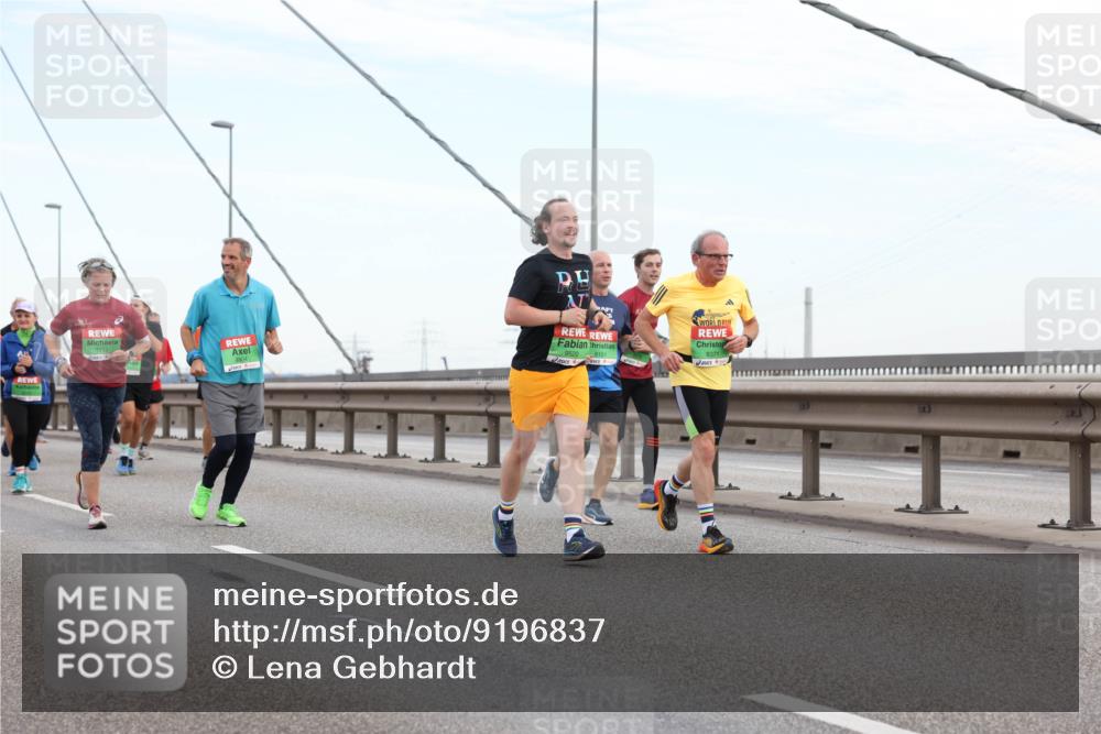 03.10.2025 - Köhlbrandbrückenlauf Lena Gebhardt http://msf.ph/oto/9196837 03.10.2025 15:29:06 Position 1 7718, 9520, 9151, 9371 meine-sportfotos.de