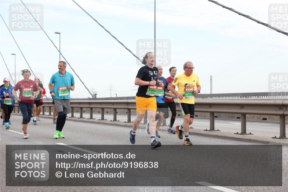 03.10.2025 - Köhlbrandbrückenlauf Lena Gebhardt http://msf.ph/oto/9196838 03.10.2025 15:29:07 Position 1 7718, 8904, 9520, 9151, 9371 meine-sportfotos.de