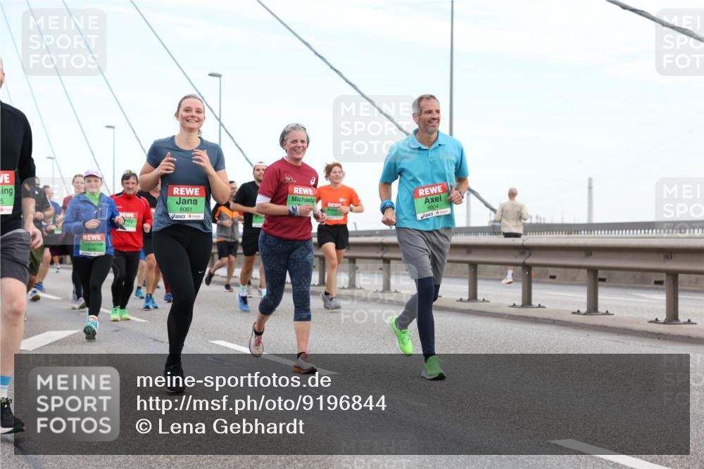 03.10.2025 - Köhlbrandbrückenlauf Lena Gebhardt http://msf.ph/oto/9196844 03.10.2025 15:29:08 Position 1 5, 8061, 8904 meine-sportfotos.de