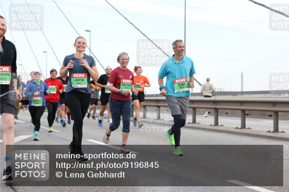 03.10.2025 - Köhlbrandbrückenlauf Lena Gebhardt http://msf.ph/oto/9196845 03.10.2025 15:29:08 Position 1 8035, 8061, 7718, 8904 meine-sportfotos.de