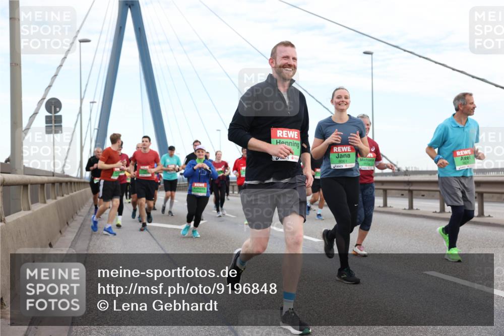03.10.2025 - Köhlbrandbrückenlauf Lena Gebhardt http://msf.ph/oto/9196848 03.10.2025 15:29:09 Position 1 8061, 7718 meine-sportfotos.de