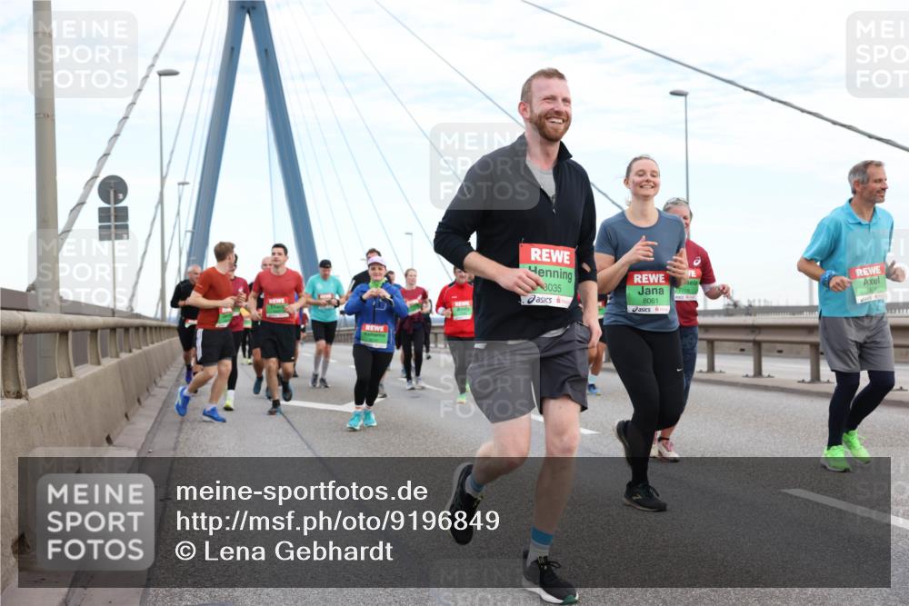 03.10.2025 - Köhlbrandbrückenlauf Lena Gebhardt http://msf.ph/oto/9196849 03.10.2025 15:29:09 Position 1 3035, 7718, 8061, 8904 meine-sportfotos.de
