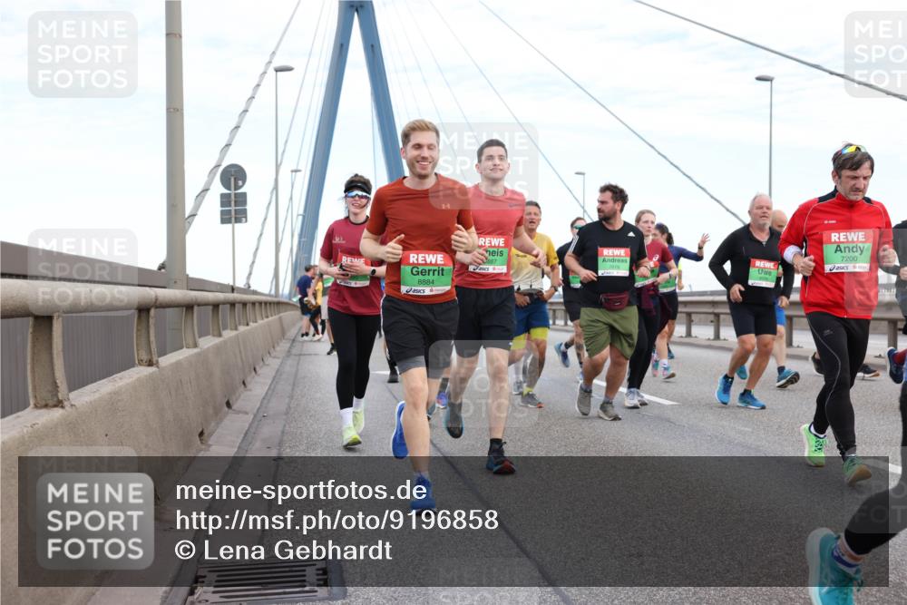 03.10.2025 - Köhlbrandbrückenlauf Lena Gebhardt http://msf.ph/oto/9196858 03.10.2025 15:29:12 Position 1 8884, 887, 7619, 7200 meine-sportfotos.de