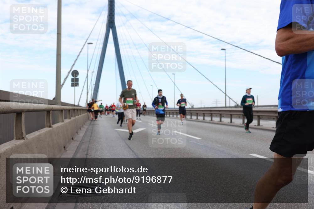 03.10.2025 - Köhlbrandbrückenlauf Lena Gebhardt http://msf.ph/oto/9196877 03.10.2025 15:29:16 Position 1  meine-sportfotos.de