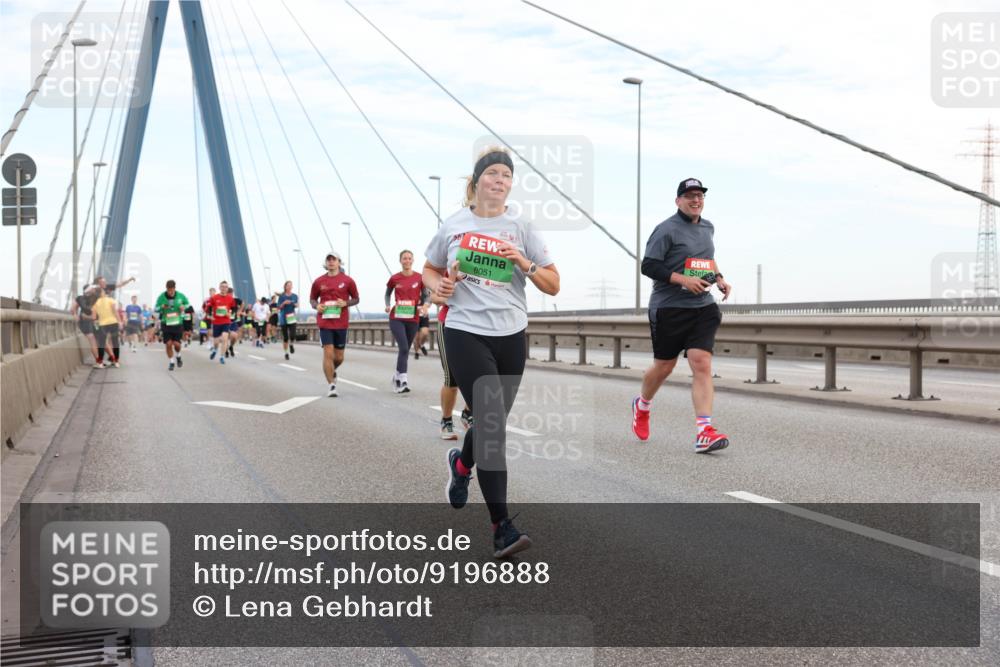 03.10.2025 - Köhlbrandbrückenlauf Lena Gebhardt http://msf.ph/oto/9196888 03.10.2025 15:29:20 Position 1 8051 meine-sportfotos.de