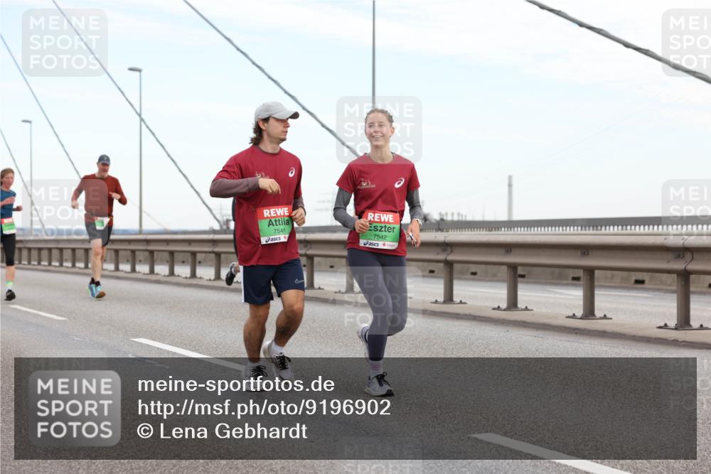 03.10.2025 - Köhlbrandbrückenlauf Lena Gebhardt http://msf.ph/oto/9196902 03.10.2025 15:29:22 Position 1 7541, 7542 meine-sportfotos.de