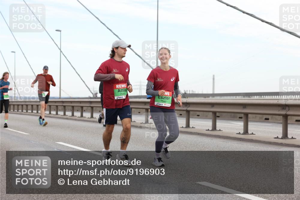 03.10.2025 - Köhlbrandbrückenlauf Lena Gebhardt http://msf.ph/oto/9196903 03.10.2025 15:29:22 Position 1 7541, 7542 meine-sportfotos.de