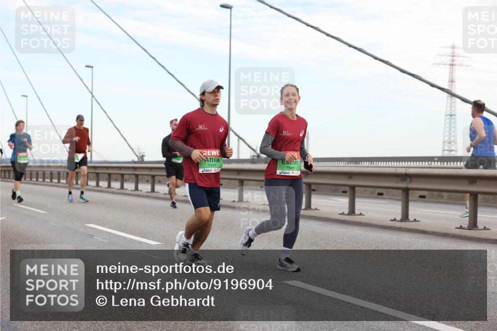 03.10.2025 - Köhlbrandbrückenlauf Lena Gebhardt http://msf.ph/oto/9196904 03.10.2025 15:29:23 Position 1 7541, 7542 meine-sportfotos.de